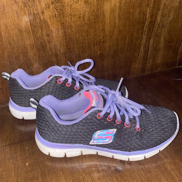 girls black skechers